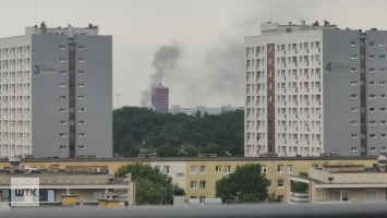 Gęsty dym nad Poznaniem. Z ogniem walczy 9 zastępów strażaków
