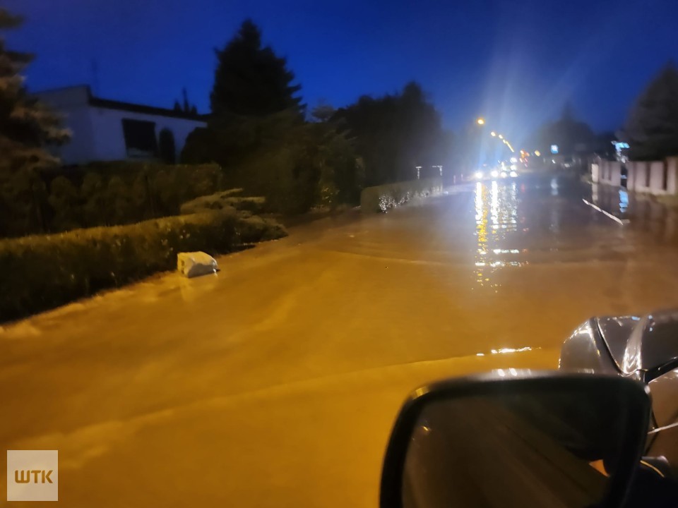 [AKTUALIZACJA WIDEO] Potężna awaria w Czapurach! Ulica Poznańska zalana, mnóstwo posesji bez bieżącej wody. Skutki odczuwalne także w Poznaniu