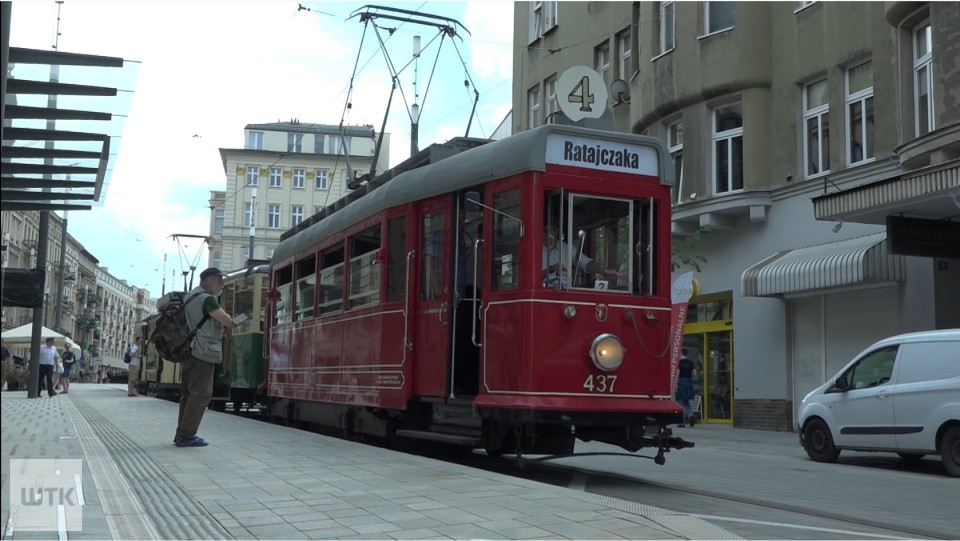 Czerwony wagon tramwajowy na poznańskich ulicach. Skąd się tu wziął?